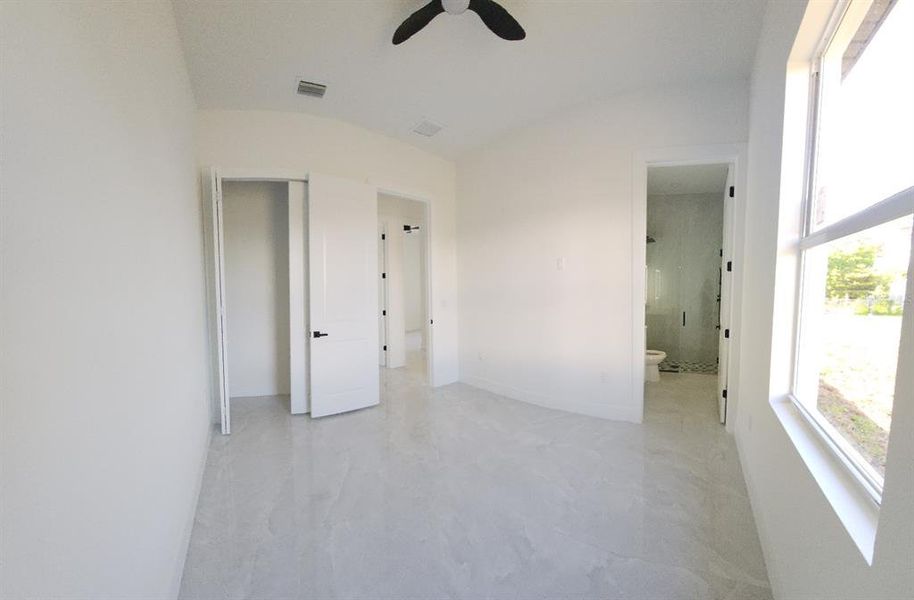Spacious, unfurnished interior of a new home in , Lehigh Acres (Image 11).