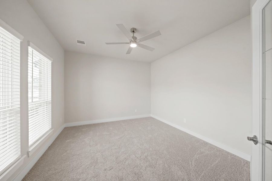 Spacious, unfurnished interior of a new home in Barton Creek Ranch, Conroe (Image 18).