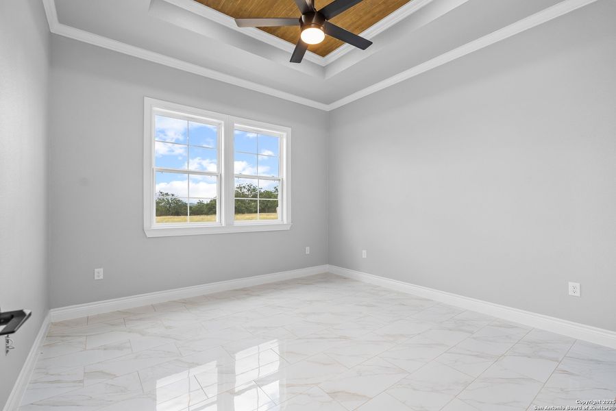 Spacious, unfurnished interior of a new home in , Bandera (Image 27).