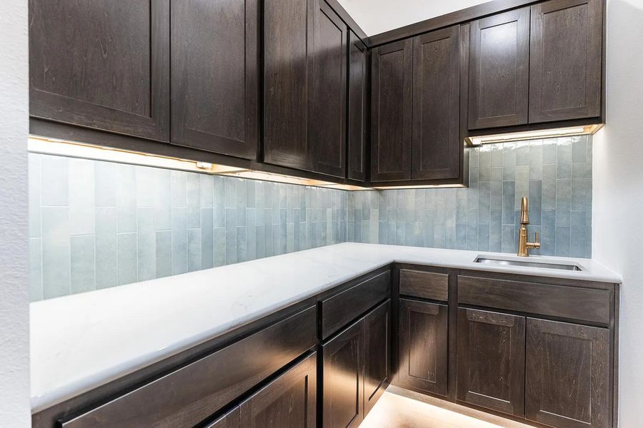 Lynmar II E Working Pantry