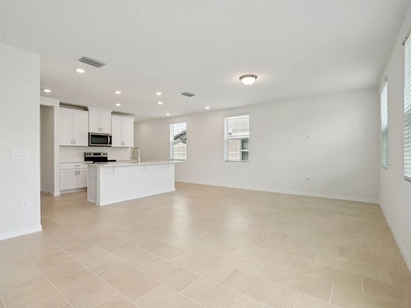 Spacious, unfurnished interior of a new home in Cagan Crossings West, Clermont (Image 8).
