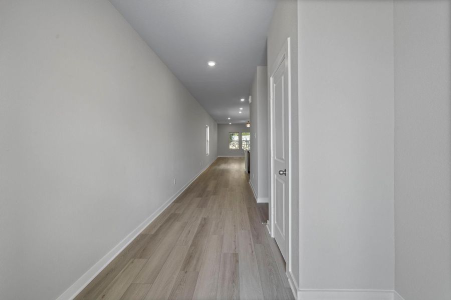 Spacious, unfurnished interior of a new home in Westridge Cove, Conroe (Image 22).