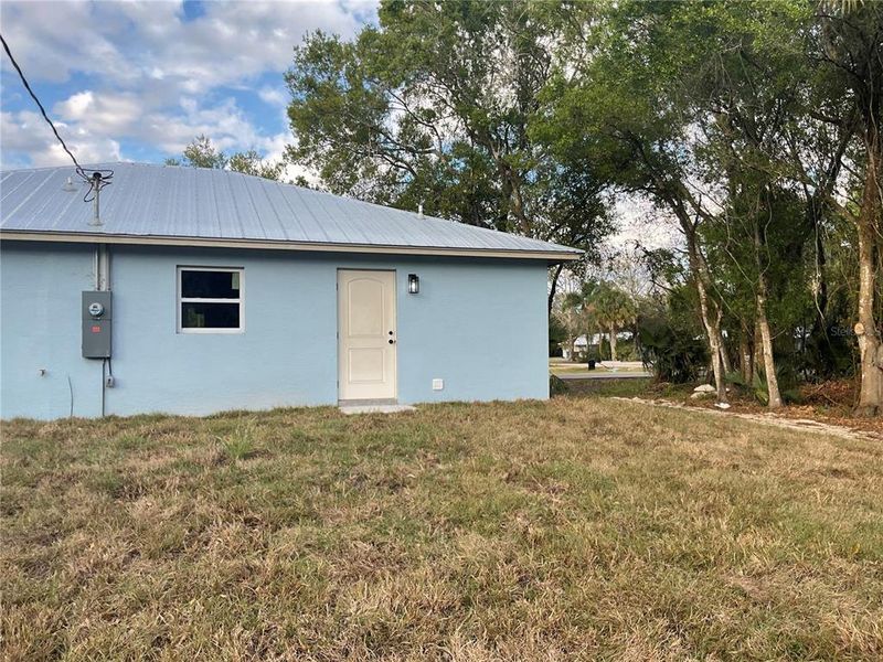 Exterior details and patio area of a home in , Okeechobee (Image 19).
