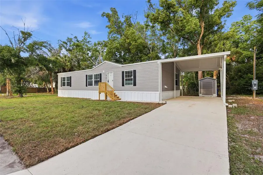 Exterior details and patio area of a home in , Casselberry (Image 21).