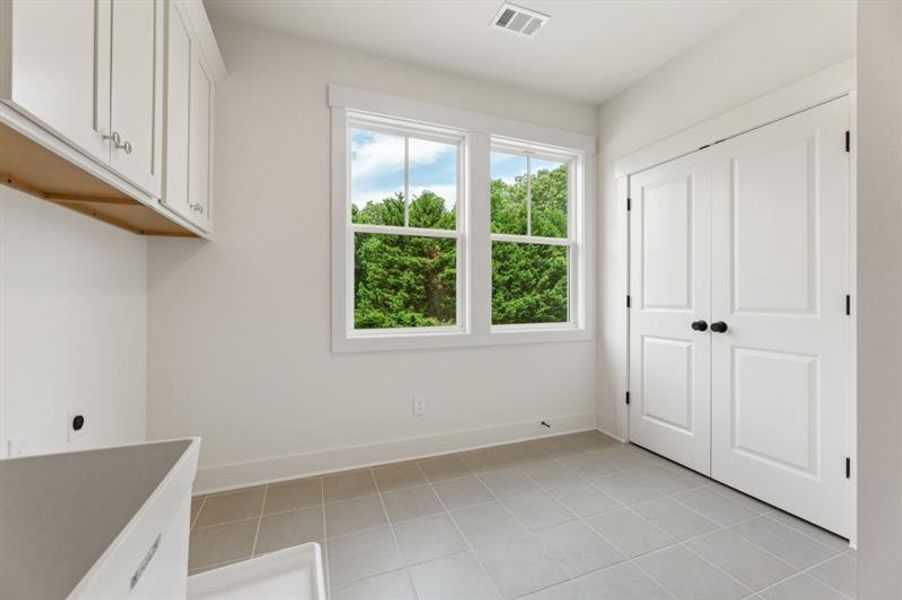 Spacious, unfurnished interior of a new home in White Post on Lake Lanier, Gainesville (Image 15).