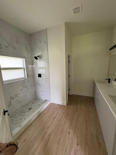 Spacious, unfurnished interior of a new home in , Port Charlotte (Image 12).