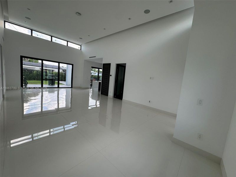 Spacious, unfurnished interior of a new home in , Miami (Image 18).