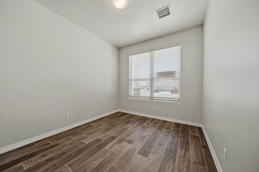 Spacious, unfurnished interior of a new home in Emerald Estates, Horizon City (Image 27).