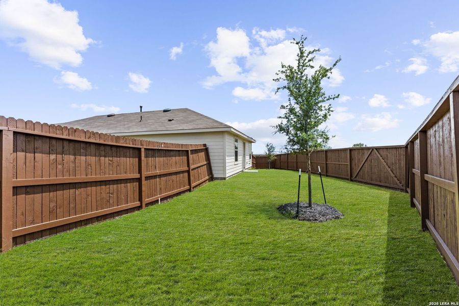 Exterior details and patio area of a home in Avenida, Converse (Image 2).