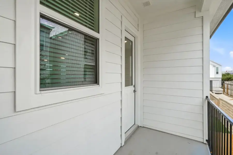 Exterior details and patio area of a home in Rose Hill, San Antonio (Image 25).