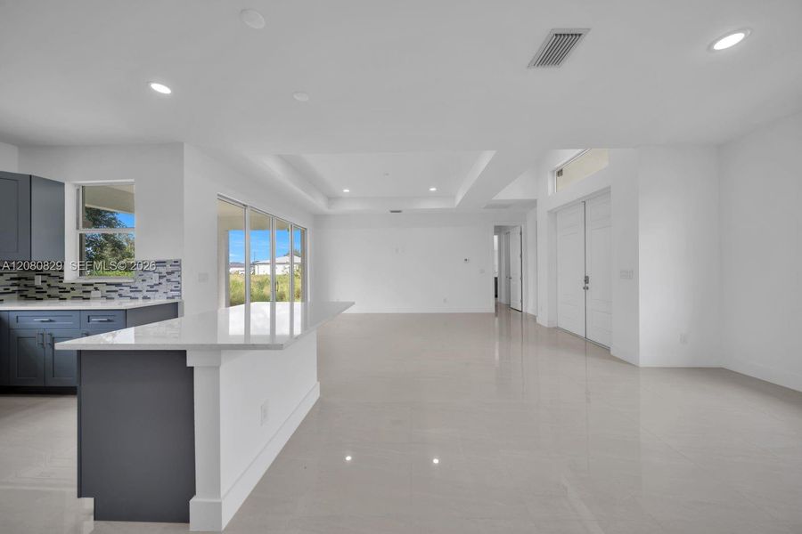 Spacious, unfurnished interior of a new home in , Lehigh Acres (Image 27).