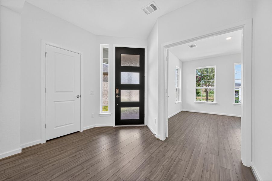 Spacious, unfurnished interior of a new home in 55+ Bonterra at Cross Creek Ranch 50s, Fulshear (Image 3).