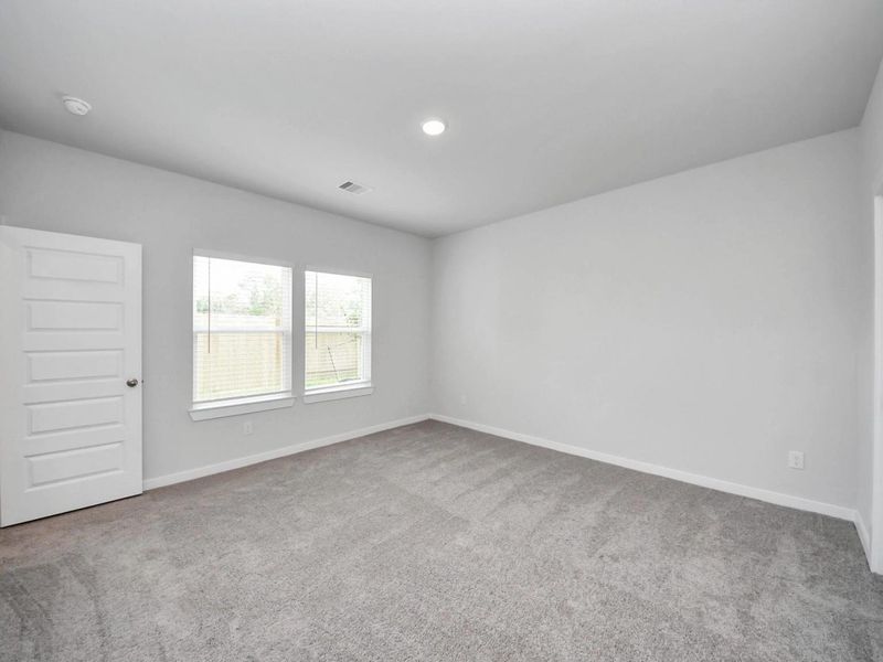 Spacious, unfurnished interior of a new home in Caney Creek Place, Conroe (Image 31).