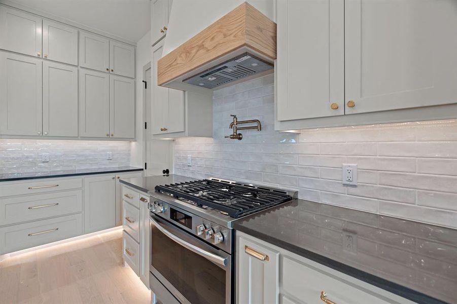 Close-up of interior finishes inside a home in , Granbury (Image 15).