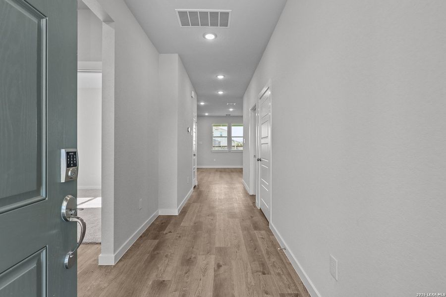 Spacious, unfurnished interior of a new home in Cinco Lakes, San Antonio (Image 13).