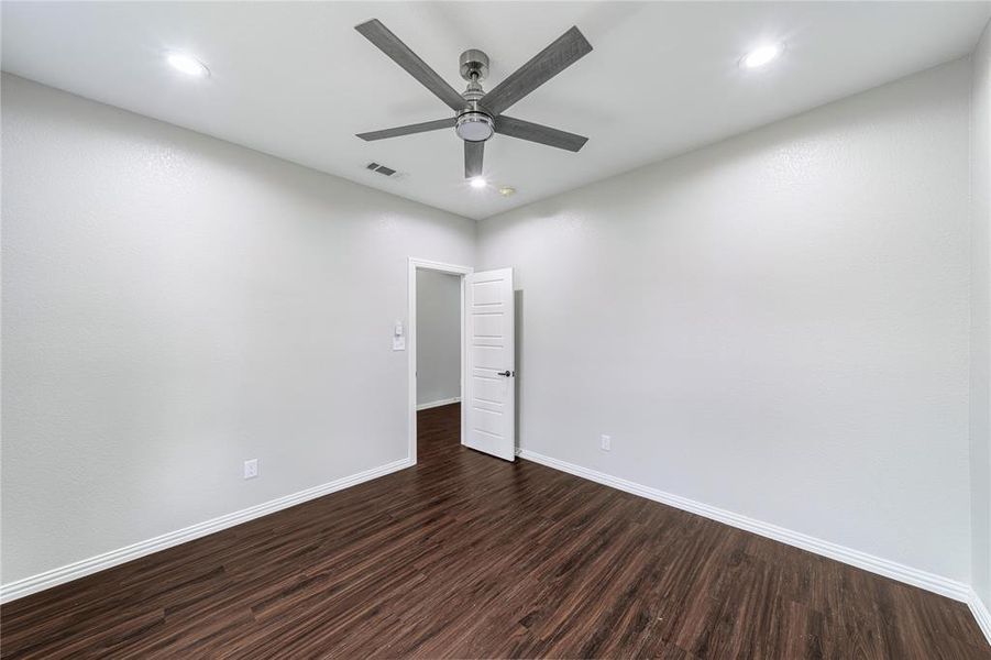 Unfurnished room with ceiling fan, dark wood-style flooring, and recessed lighting