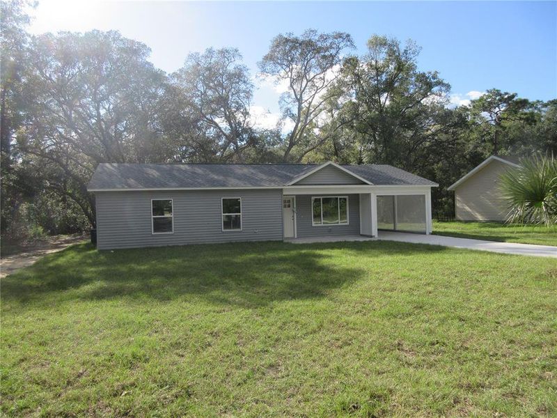 Exterior details and patio area of a home in , Ocklawaha (Image 2).
