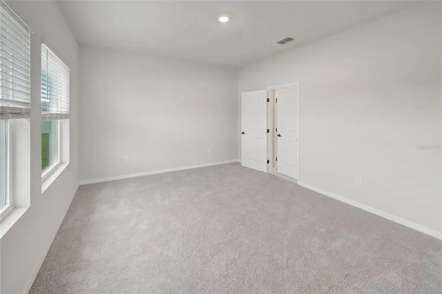 Spacious, unfurnished interior of a new home in Eastlyn, Bradenton (Image 14).