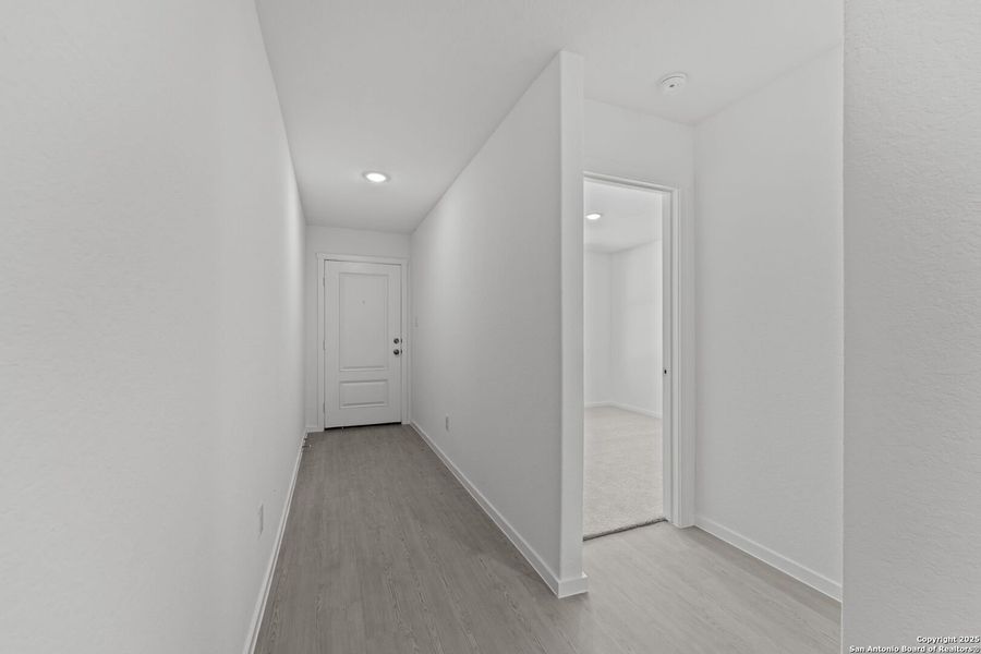 Spacious, unfurnished interior of a new home in Lodi Grove, Floresville (Image 15).