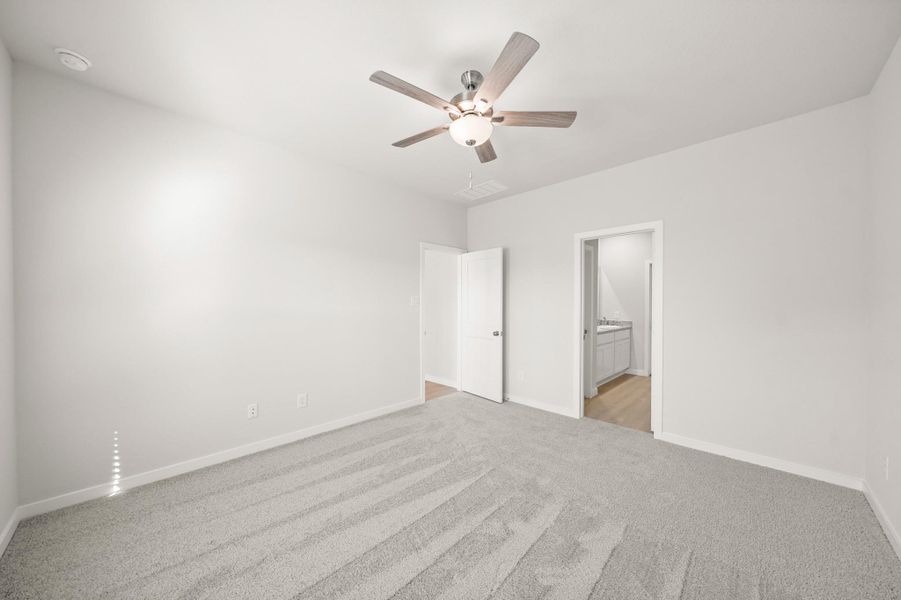 Spacious, unfurnished interior of a new home in Lakes at Crockett Martin, Conroe (Image 14).