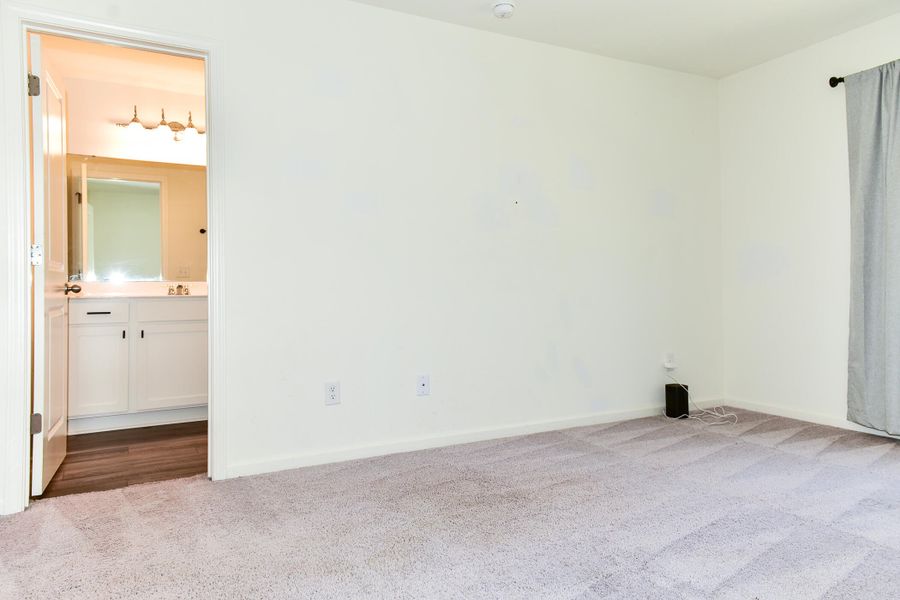 Spacious, unfurnished interior of a new home in , Summerville (Image 22).