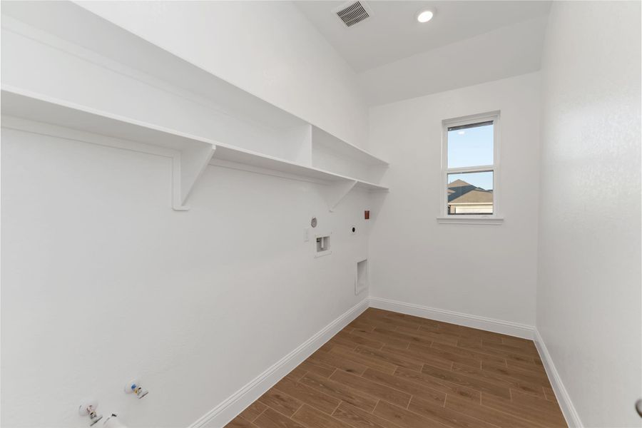 Spacious, unfurnished interior of a new home in Arabella on the Prairie, Booth (Image 15).