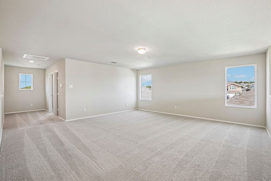 Spacious, unfurnished interior of a new home in Cloverleaf, Austin (Image 25).