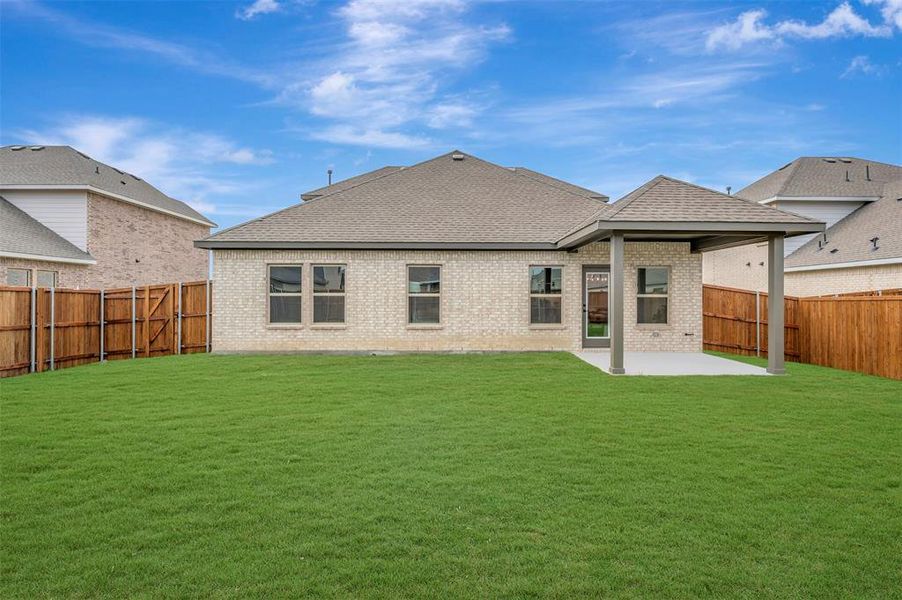 Exterior details and patio area of a home in Rolling Ridge, Van Alstyne (Image 26).