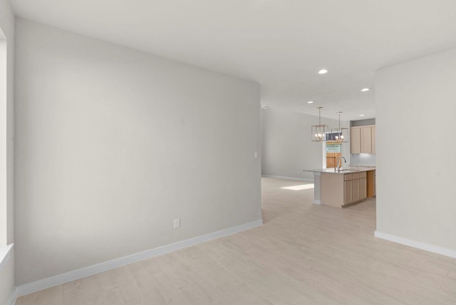 Spacious, unfurnished interior of a new home in Huntington Place, Rosharon (Image 13).