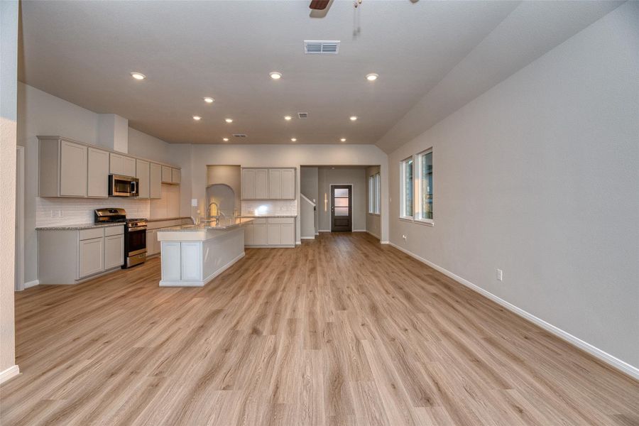 Spacious, unfurnished interior of a new home in Aldeana - Paintbrush Collection, Bonney (Image 30).