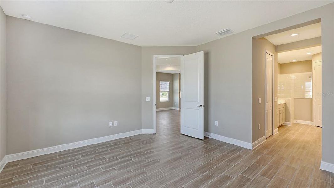Spacious, unfurnished interior of a new home in , Venice (Image 38).