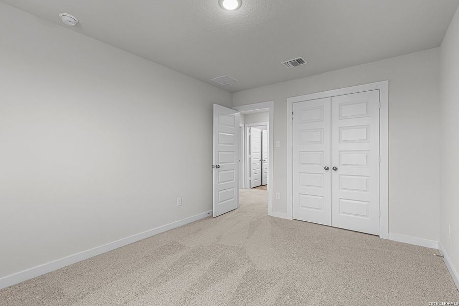 Spacious, unfurnished interior of a new home in Hacienda, San Antonio (Image 20).