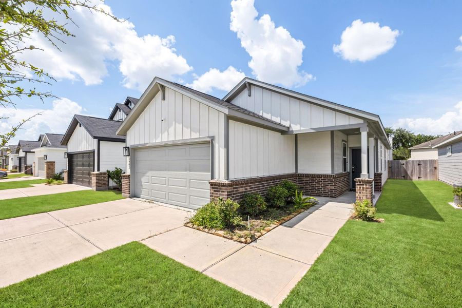 Front exterior of a new home in Arcadia 40s, Missouri City, TX, highlighting curb appeal (Image 26). Front exterior of a new home in Arcadia 40s, Missouri City, TX, highlighting curb appeal (Image 26).