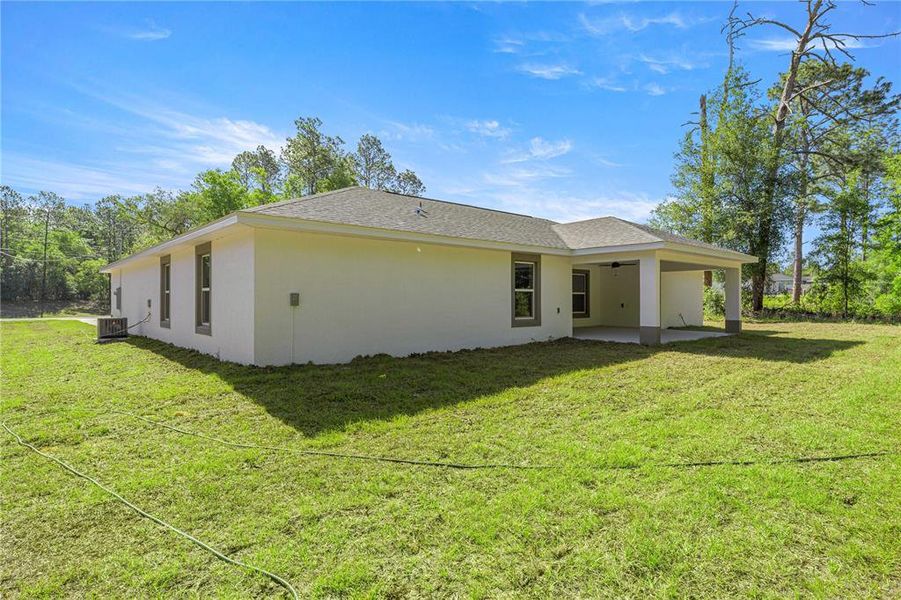 Exterior details and patio area of a home in , Dunnellon (Image 4).