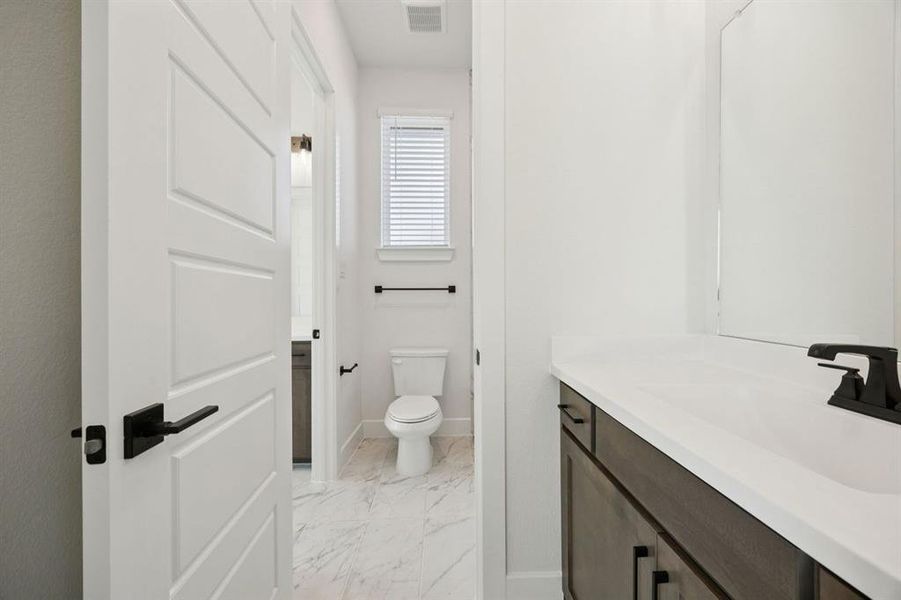 21-237Bee_021 21-237Bee_021