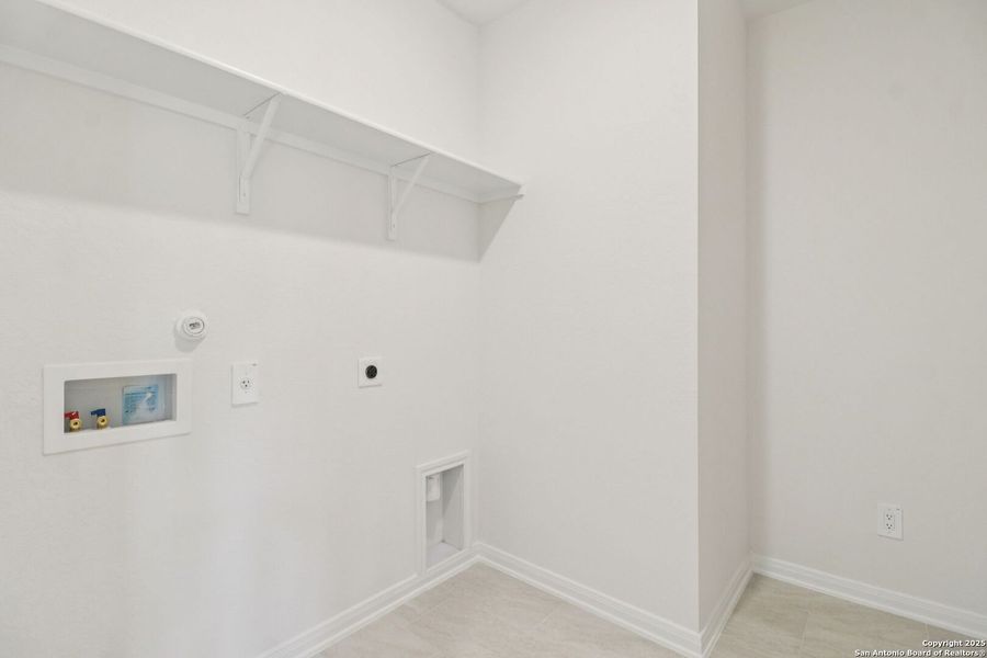 Spacious, unfurnished interior of a new home in Catalina, Converse (Image 34).