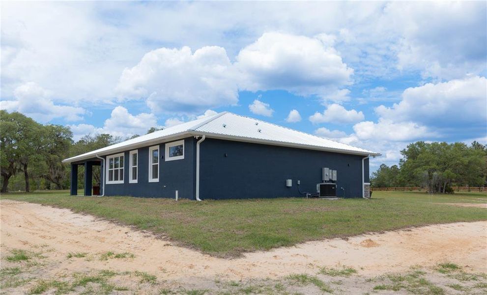 Exterior details and patio area of a home in , Dunnellon (Image 30).
