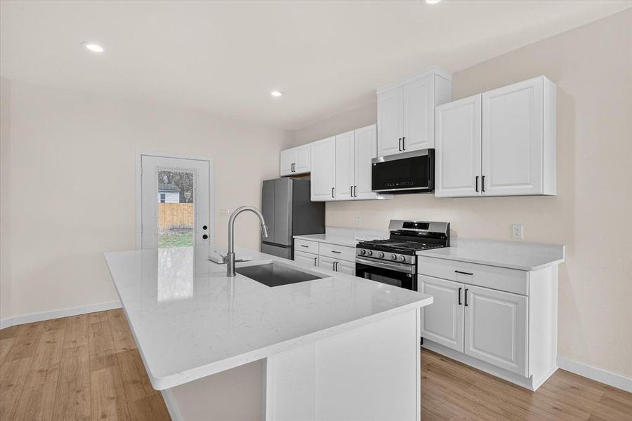 Furnished interior view inside a new home in , Corsicana (Image 7).