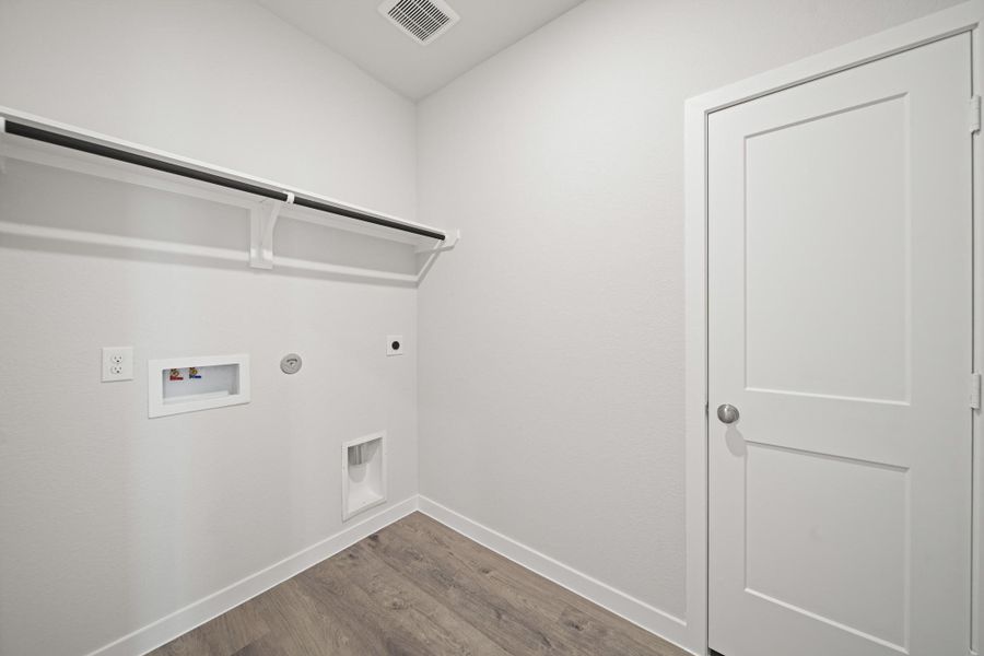 Spacious, unfurnished interior of a new home in Sunterra Lakes, Brookshire (Image 20).