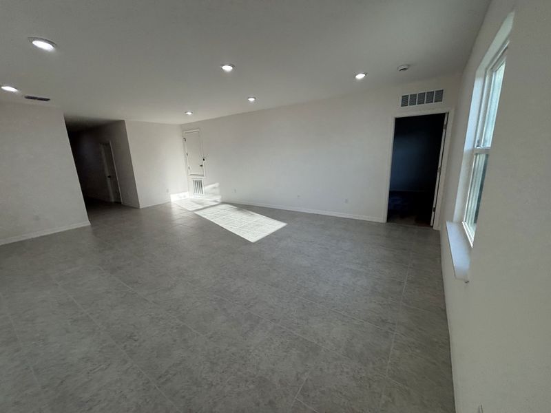 Spacious, unfurnished interior of a new home in Lehigh Acres, Lehigh Acres (Image 10).