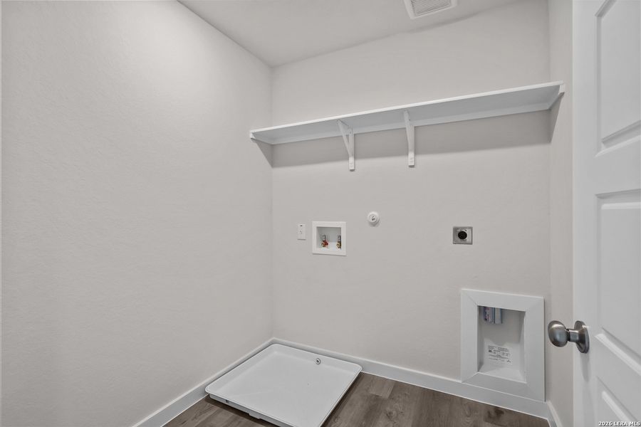 Spacious, unfurnished interior of a new home in Senna, Leon Valley (Image 29). Spacious, unfurnished interior of a new home in Senna, Leon Valley (Image 29).