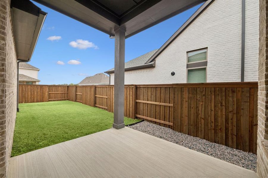Exterior details and patio area of a home in Mantua Point Gardens, Van Alstyne (Image 2).