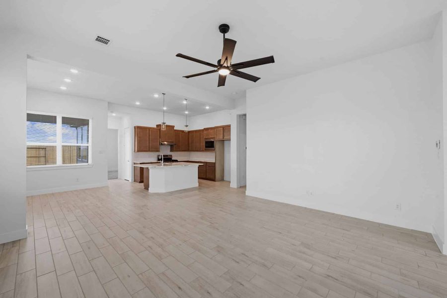 Spacious, unfurnished interior of a new home in Beacon Point, Texas City (Image 13).