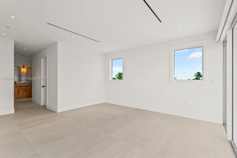 Spacious, unfurnished interior of a new home in , Key Largo (Image 57).