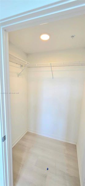 Spacious, unfurnished interior of a new home in , Orlando (Image 26).