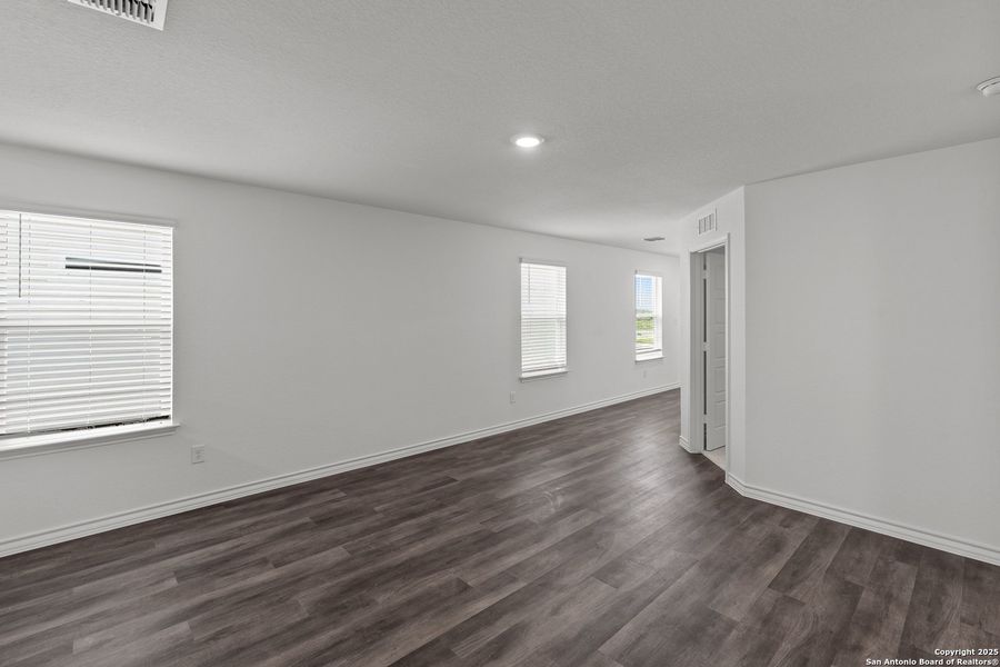 Spacious, unfurnished interior of a new home in Horizon Ridge, San Antonio (Image 21). Spacious, unfurnished interior of a new home in Horizon Ridge, San Antonio (Image 21).