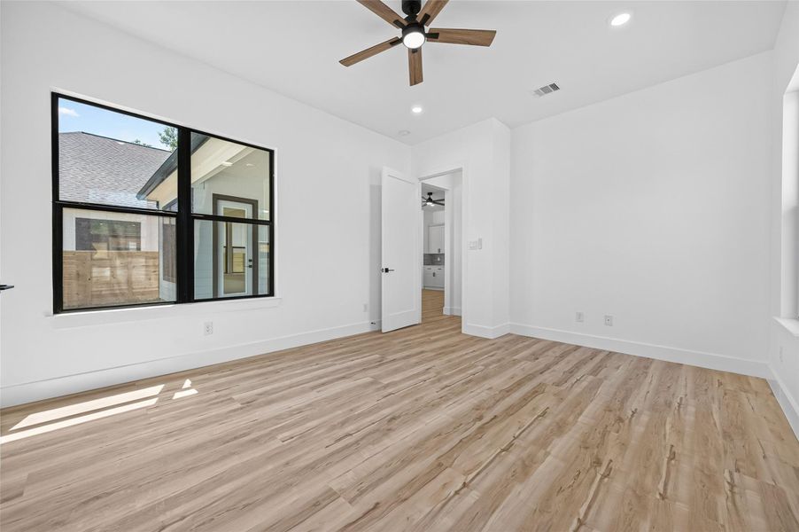 Spacious, unfurnished interior of a new home in , Conroe (Image 20).