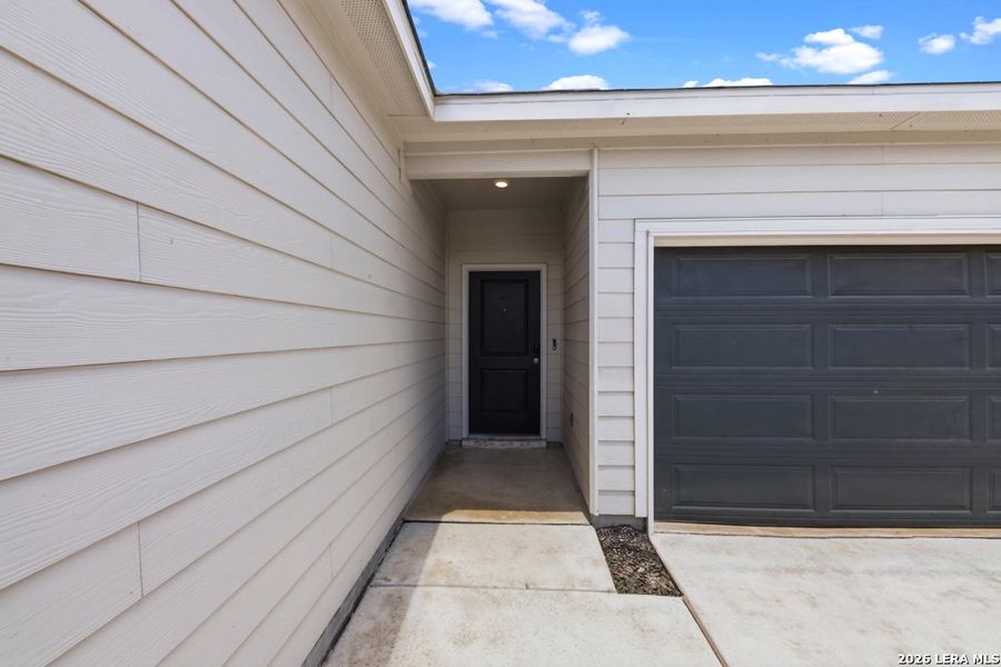 Exterior details and patio area of a home in Briarwood Oaks, San Antonio (Image 22).