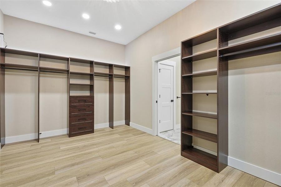 Spacious, unfurnished interior of a new home in , Arcadia (Image 24).