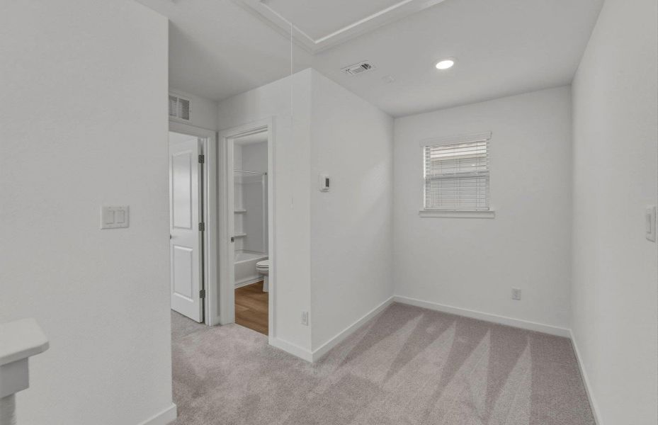 Spacious, unfurnished interior of a new home in Santa Rita Ranch, Liberty Hill (Image 27).